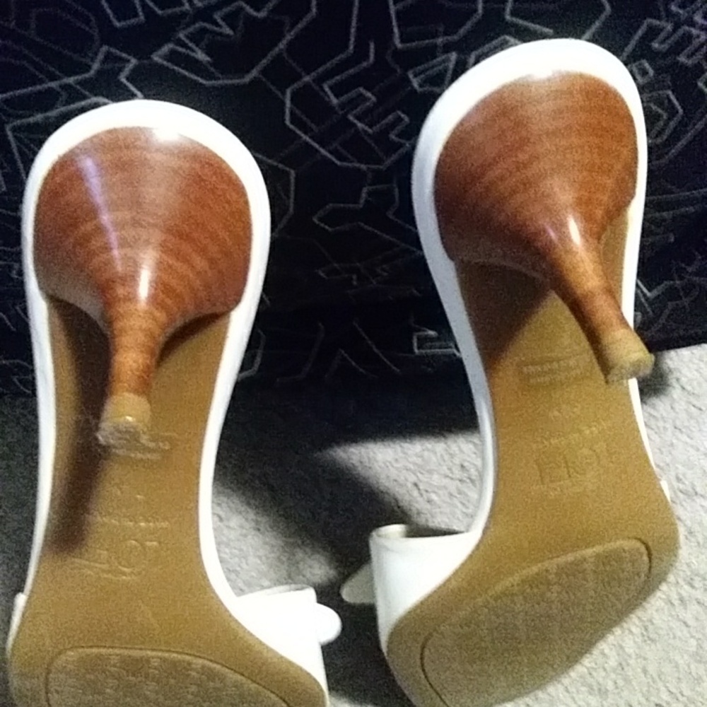 NWOT never worn white sandals - Picture 5 of 6